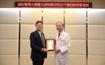 國防醫學大學林致源校長(左)致贈國立故宮博物院典藏藝術紀念品予北榮桃園分院彭家勛院長(右),展現雙方交流合作情誼。