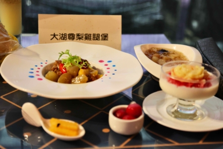 “世界厨王”美誉的游国诚以大湖尊梨入菜,推出“大湖尊梨鸡腿堡”