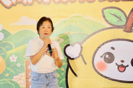 大湖乡长黄惠琴感谢钟县长代言与县府团队的协助,大湖地区特性与产地优势:空气、水质、土壤良好,产出的尊梨多汁美味,适合作为伴手礼或家庭日常享用。 9月及活动预告:“大湖尊梨×樟之细路”为主题,结合在地农业、客庄古道、休闲观光及创意料理,邀请民众品尝大湖尊梨的清甜滋味,也走进山林感受大湖乡丰富的人文与自然风景。以及9月5日于台三线139K处的联合活动,邀请全国民众参与并体验在地美食与走路路线。