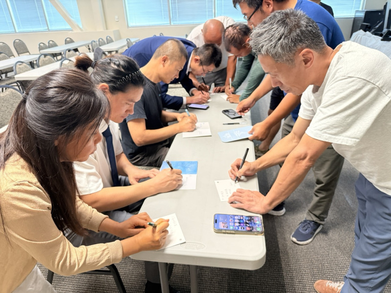 活動現場,與會者共同書寫明信片和賀卡,準備寄往關押張雅笛的看守所。(林子晨/大紀元)