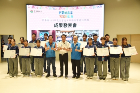 縣長頒發參加證書後與團員合影.