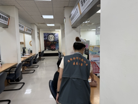 義務人至分署協談分期繳納示意圖。