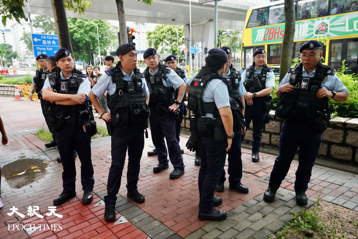 2026年8月21日,香港支聯會「煽動顛覆」案,高等法院裁定有罪。多名警員在現場巡邏戒備。(余鋼/大紀元)