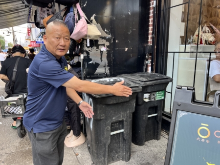 黄启旺建议,让每栋楼在楼下适当位置集中放置约三个住家垃圾桶。