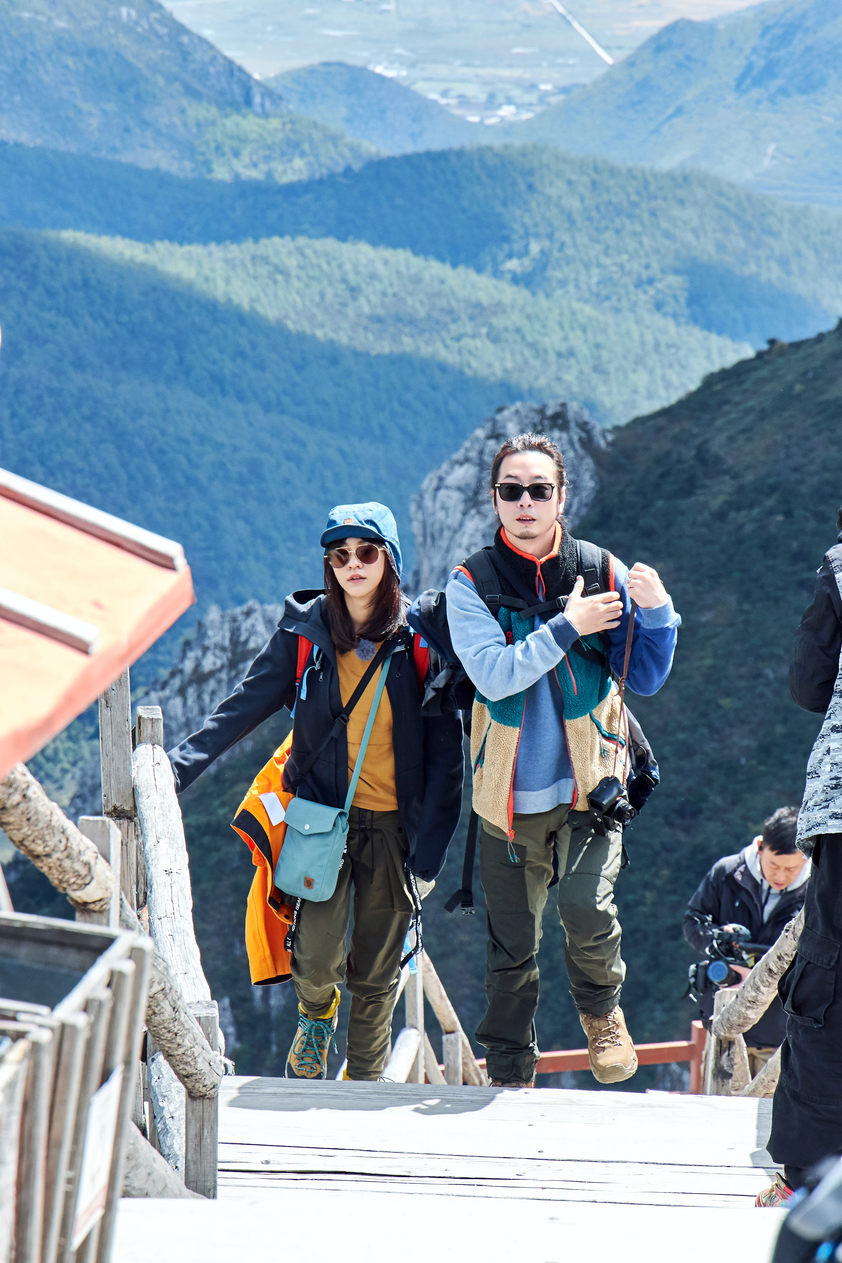 陳意涵(左)與老公許富翔赴香格里拉旅遊登山。(虎鐵健身X器械皮拉提斯提供)