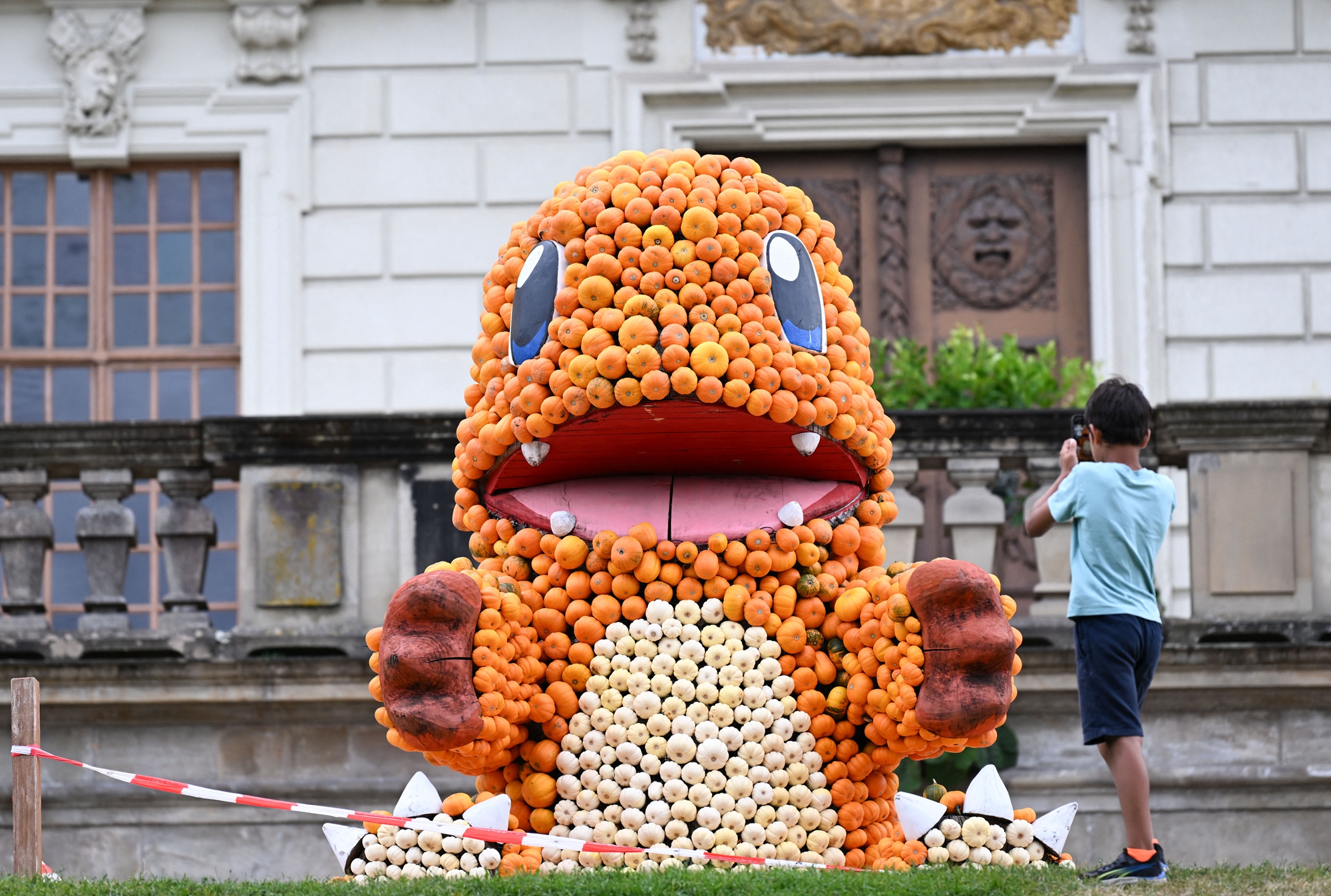 2026年8月20日,德國路德維希堡巴洛克花園(Blühendes Barock)內布置的造型各異的南瓜巨型雕塑。(Thomas Kienzle/AFP via Getty Images)