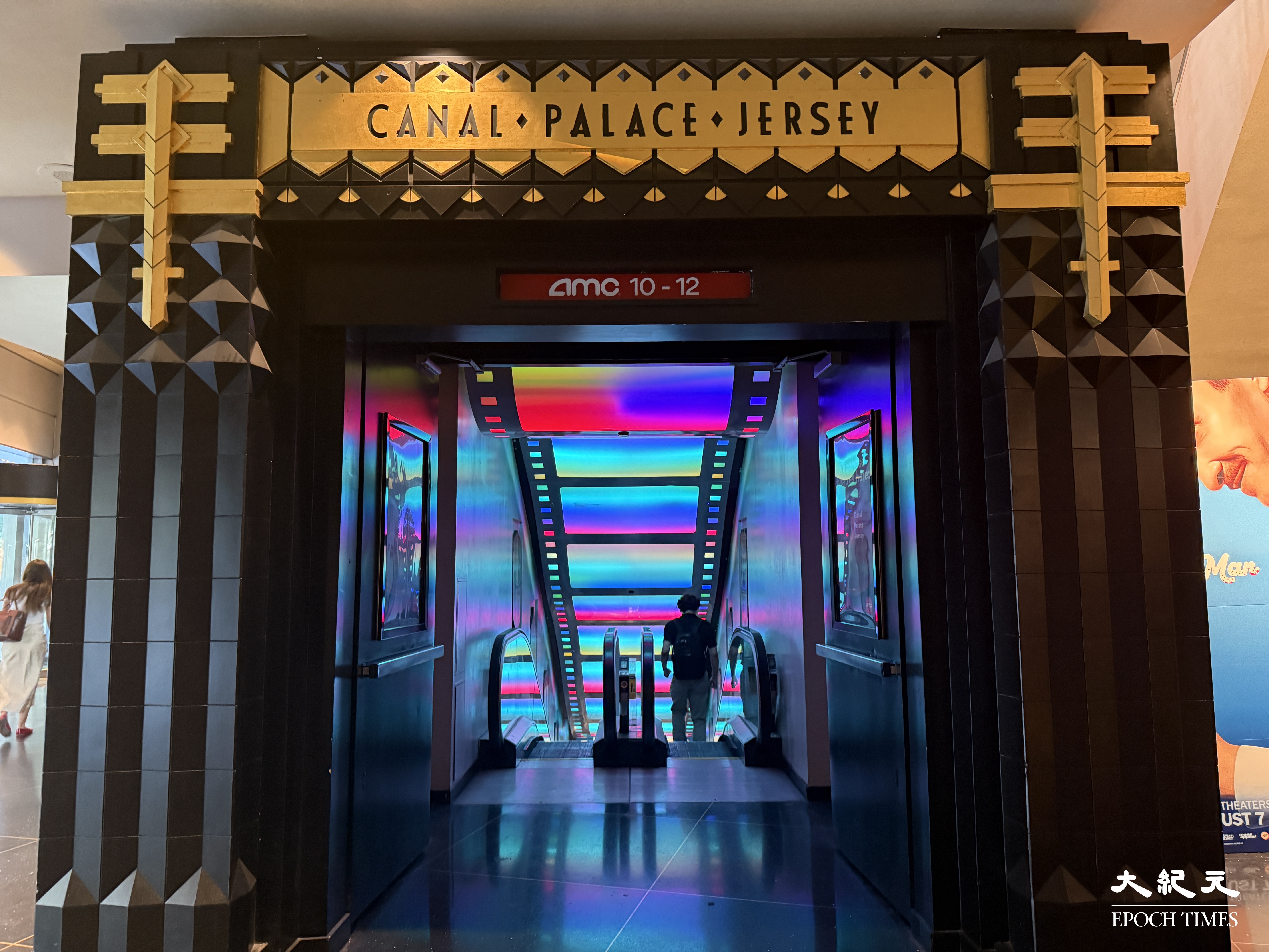紐約AMC Lincoln Square 13內的「電影宮殿」裝潢。(曾蓮/大紀元)
