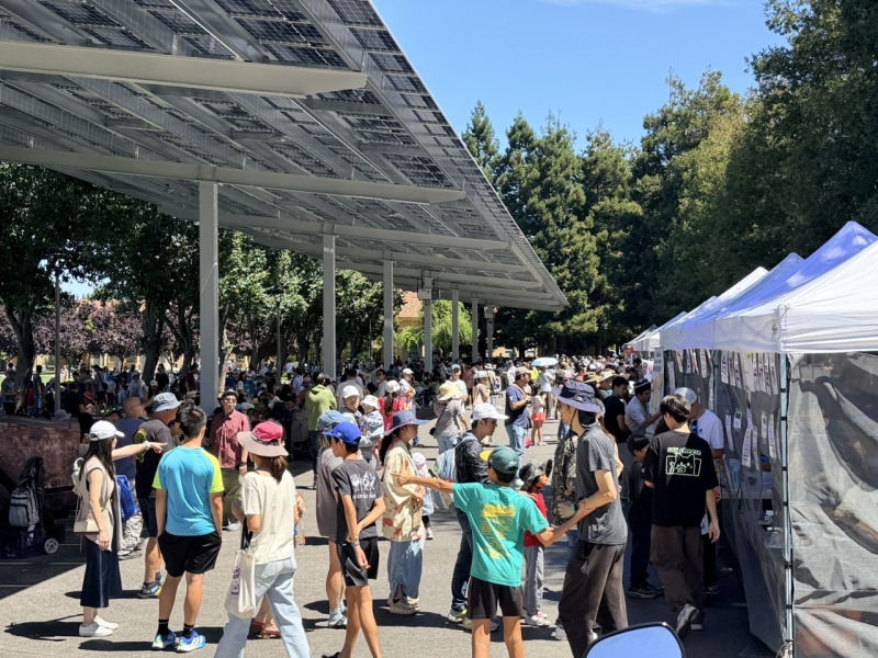 2026國際童玩節8月22日在庫柏蒂諾紀念公園舉行,吸引逾萬民眾參加,家長帶著孩子體驗各國文化與童玩活動。(薛明珠/大紀元)