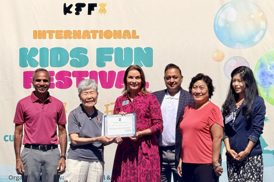 2026年8月22日,庫柏蒂諾市長Kitty Moore 在國際童玩節上頒獎予北加州臺灣文化體育協會(TCSA)共同創辦人、首席顧問傅紅玉博士(左二),表彰她長期推動多元文化交流及社區服務的貢獻。(薛明珠/大紀元)