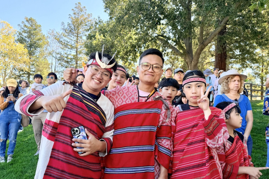 15歲的泰雅族學生周晨曦(右)與桃山國小主任許子凡(左)、鋼琴伴奏老師田軒齊合影。(薛明珠/大紀元)