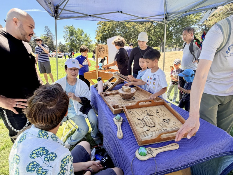 2026國際童玩節遊戲區人潮熱絡,孩子體驗各式遊戲。(薛明珠/大紀元)