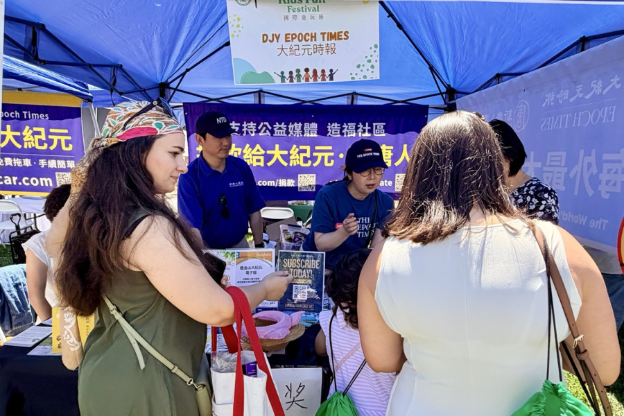 大紀元時報攤位在2026國際童玩節現場與民眾互動,向參與者介紹媒體資訊與相關內容。(薛明珠/大紀元)