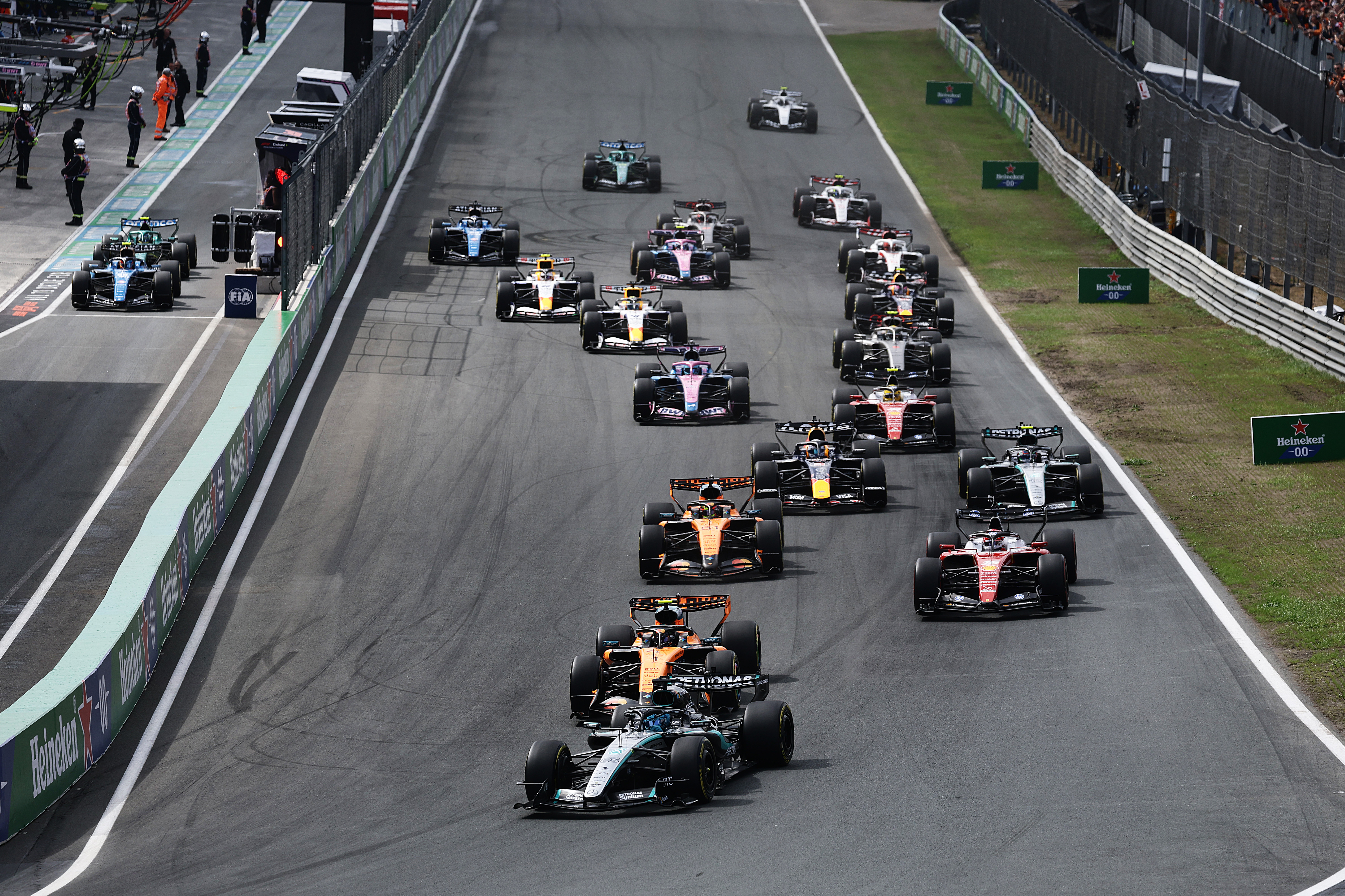 2026年8月22日,F1大獎賽荷蘭站衝刺賽,梅賽德斯英國車手拉塞爾(George Russell)桿位發車,全程領跑表現強勢,以1.4秒的優勢率先衝線,贏得本賽季個人第三個衝刺賽冠軍。圖為桿位發車的拉塞爾在衝刺賽起跑後,率先進入第一個彎道。(Mark Thompson/Getty Images)