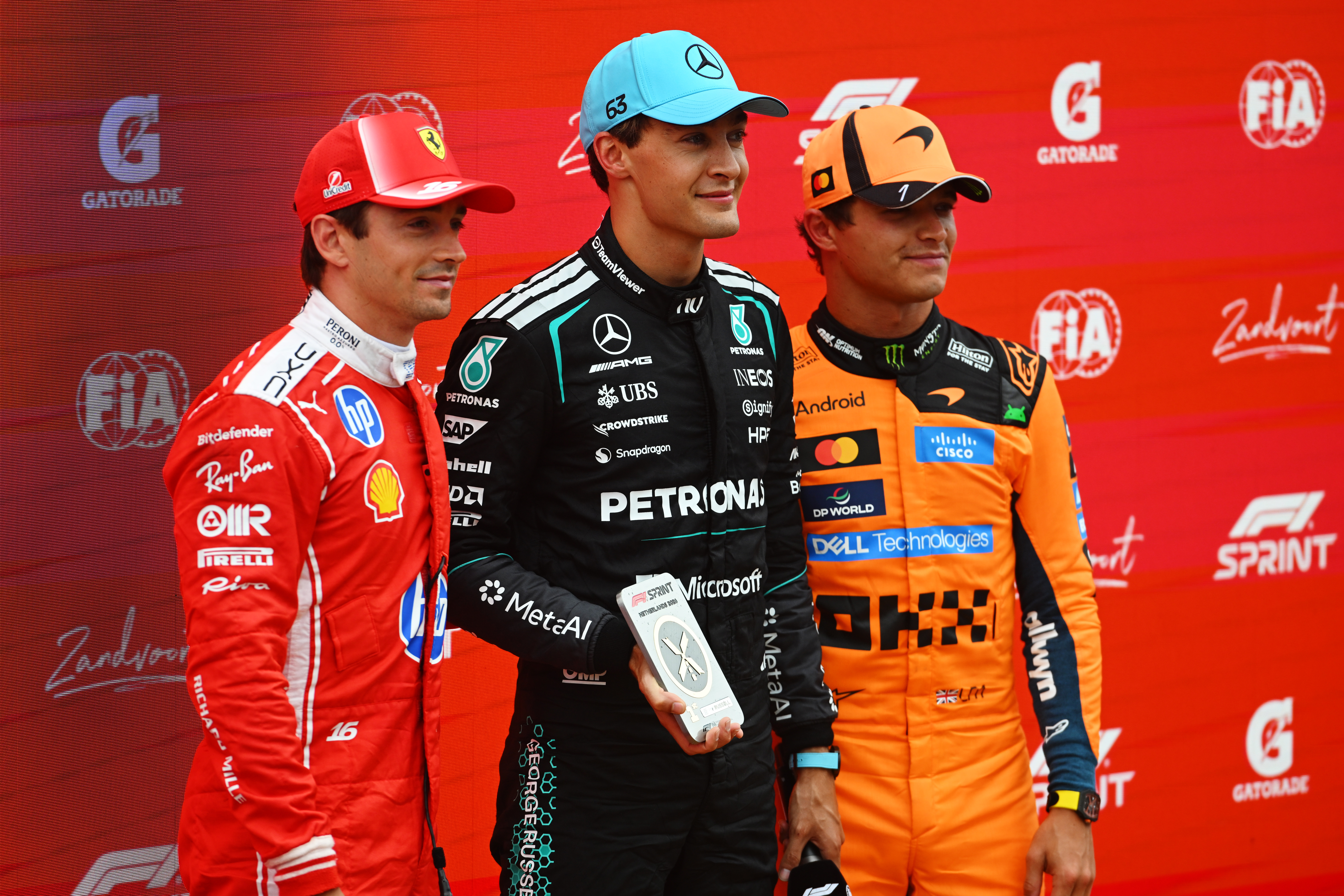2026年8月22日,F1大獎賽荷蘭站衝刺賽,梅賽德斯英國車手拉塞爾(中)桿位發車,率先衝線,贏得本賽季個人第三個衝刺賽冠軍。法拉利摩納哥車手勒克萊爾(左)獲得亞軍;邁凱倫英國車手諾里斯(右)收穫季軍。(Rudy Carezzevoli/Getty Images)