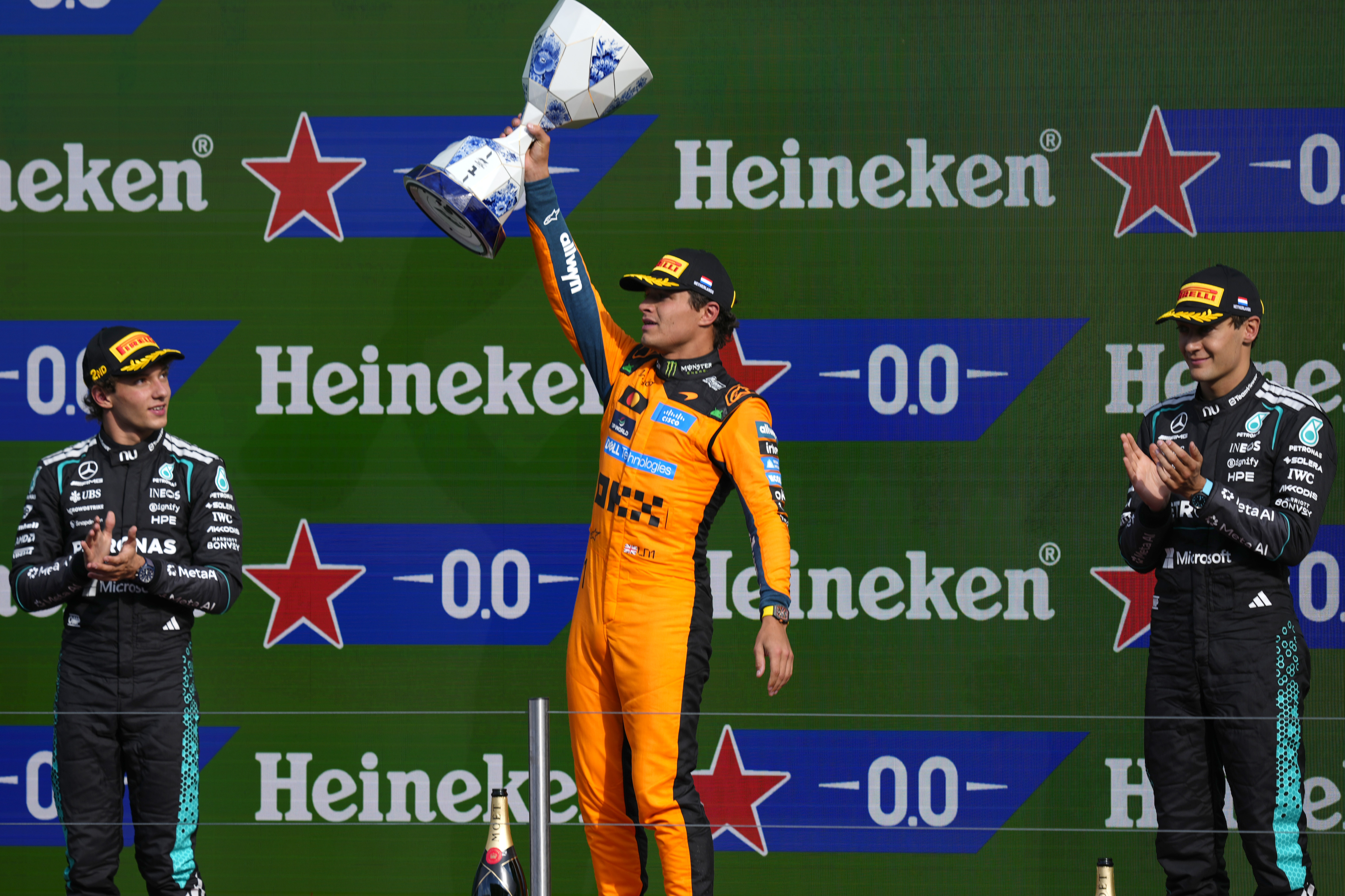 2026年8月23日,F1大獎賽荷蘭站正賽,邁凱倫英國車手諾里斯(Lando Norris、中)桿位發車,率先衝線,連續兩站奪得勝利。兩位梅賽德斯車手——安東內利(左)和拉塞爾分列第二和第三。(Alex Bierens de Haan/Getty Images)