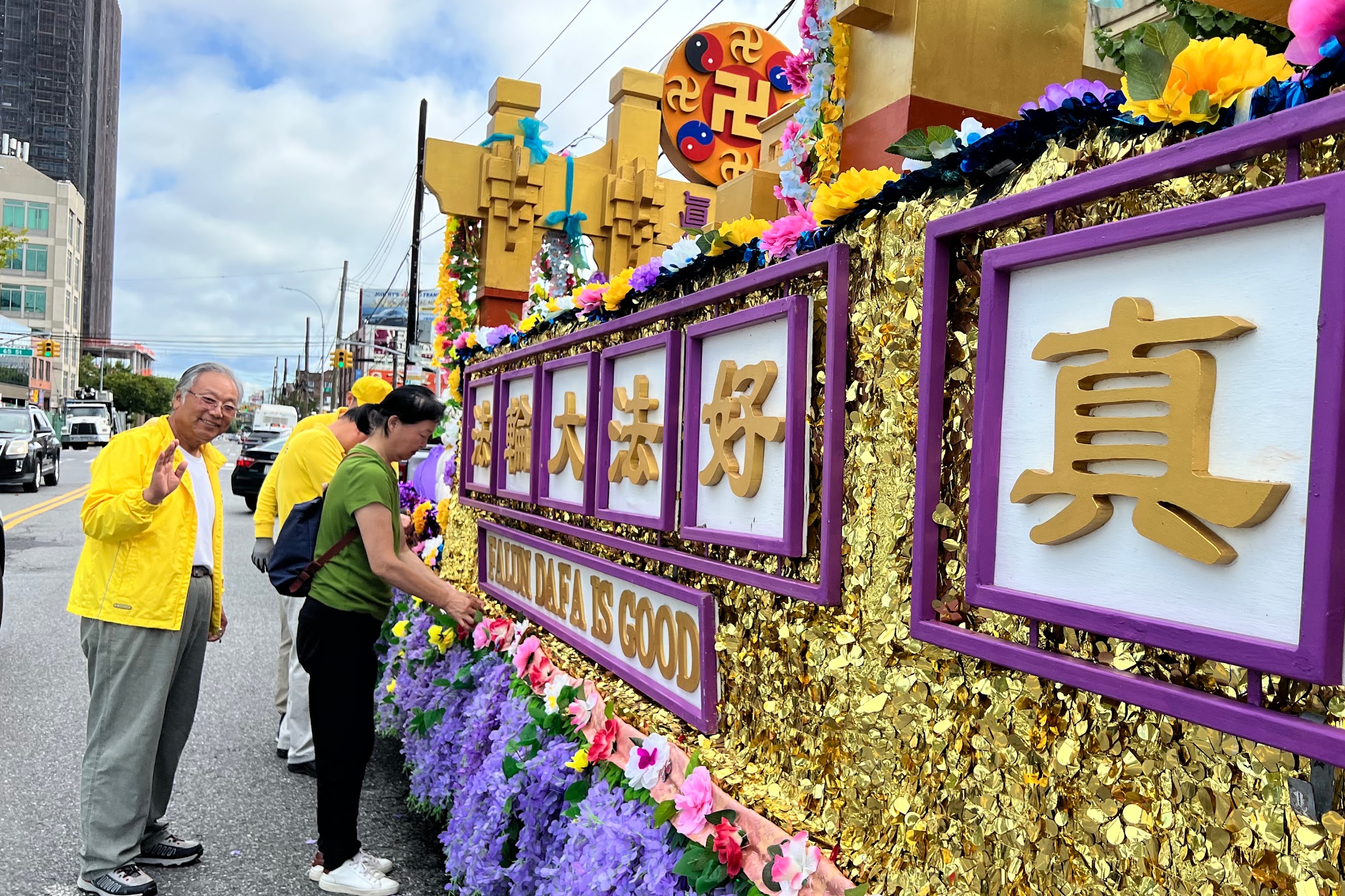 週日上午9點多,張澤(左)與義工已將花車組裝、裝車完畢,準備迎接遊行。(蔡溶/大紀元)