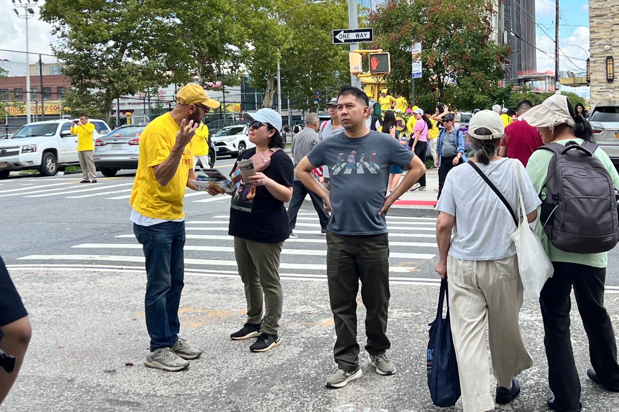 哥倫比亞出生的澳洲法輪功學員Victor Bernal在街頭發放介紹法輪功及相關迫害情況的傳單。(蔡溶/大紀元)