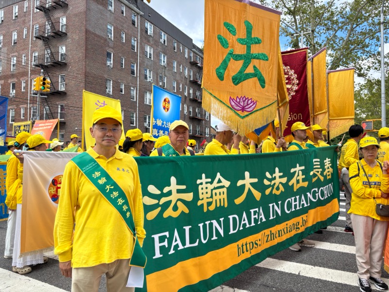 來自吉林長春的法輪功學員關連濤,當天參加了八大道遊行。(若水/大紀元)