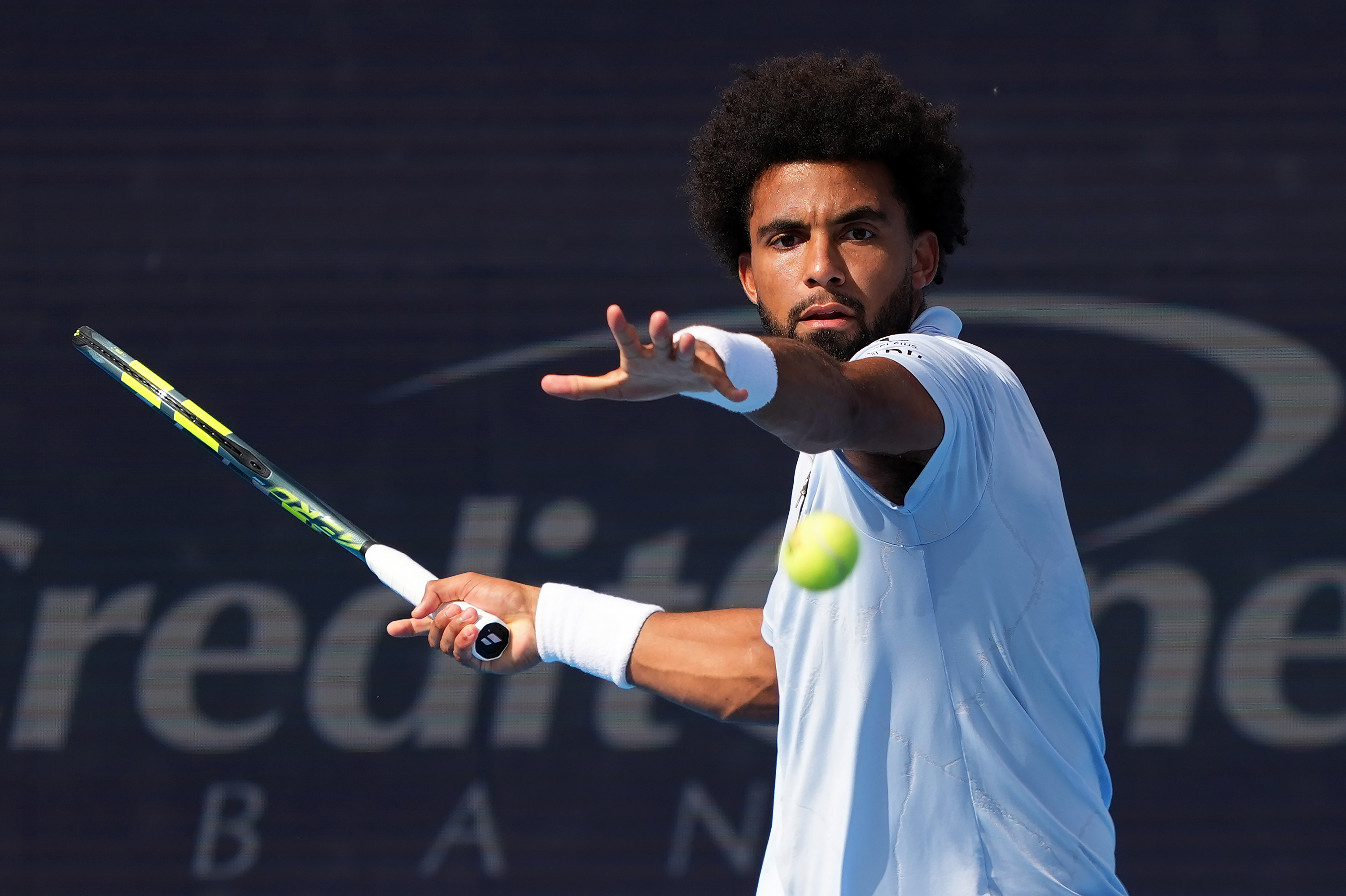 2026年8月23日,ATP1000辛辛那提网球大师赛,两位黑人选手会师决赛。22岁法国新星阿蒂尔‧菲斯(Arthur Fils)以6:3、1:6、6:0击败28岁美国好手蒂亚福(Frances Tiafoe)夺得个人职业生涯首个大师赛冠军。图为菲斯在比赛中击球瞬间。(Dylan Buell/Getty Images)
