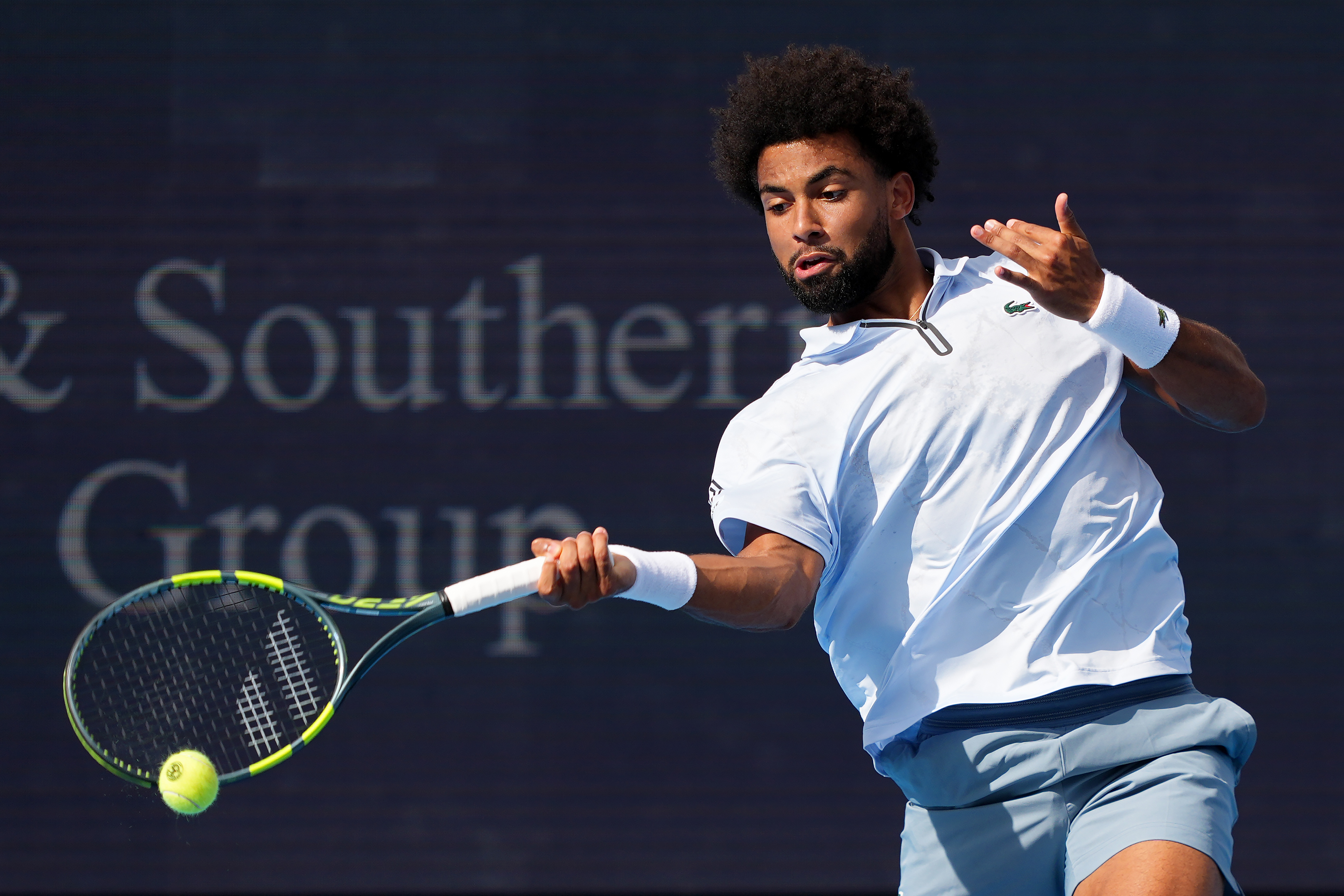 2026年8月23日,ATP1000辛辛那提网球大师赛,两位黑人选手会师决赛。22岁法国新星阿蒂尔‧菲斯(Arthur Fils)以6:3、1:6、6:0击败28岁美国好手蒂亚福(Frances Tiafoe)夺得个人职业生涯首个大师赛冠军。图为菲斯在比赛中击球瞬间。(Dylan Buell/Getty Images)
