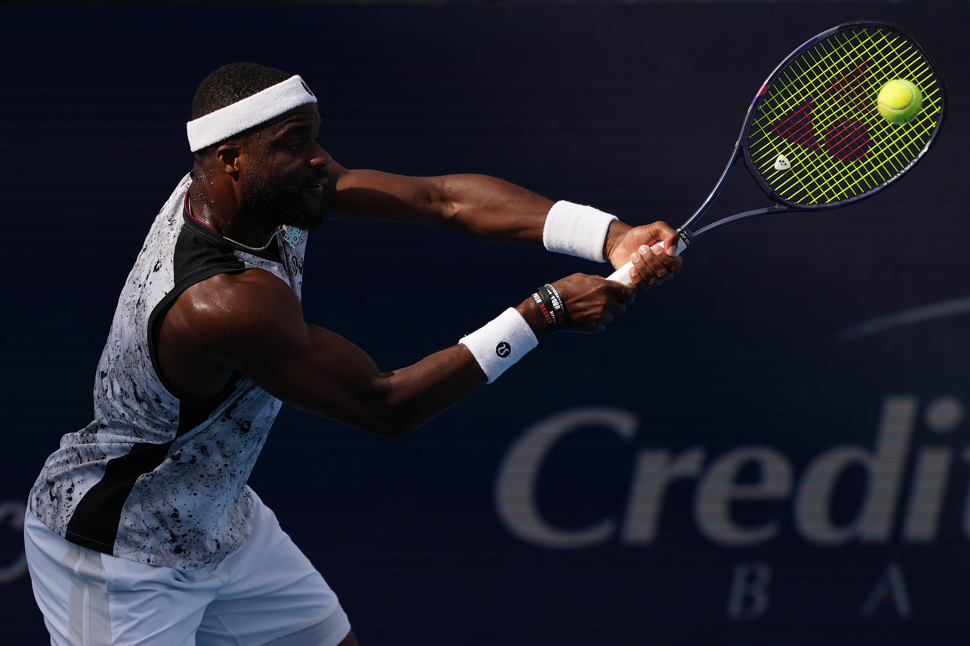 2026年8月23日,ATP1000辛辛那提网球大师赛,两位黑人选手会师决赛。22岁法国新星阿蒂尔‧菲斯(Arthur Fils)以6:3、1:6、6:0击败28岁美国好手蒂亚福(Frances Tiafoe)夺得个人职业生涯首个大师赛冠军。图为蒂亚福在比赛中击球瞬间。(Dylan Buell/Getty Images)