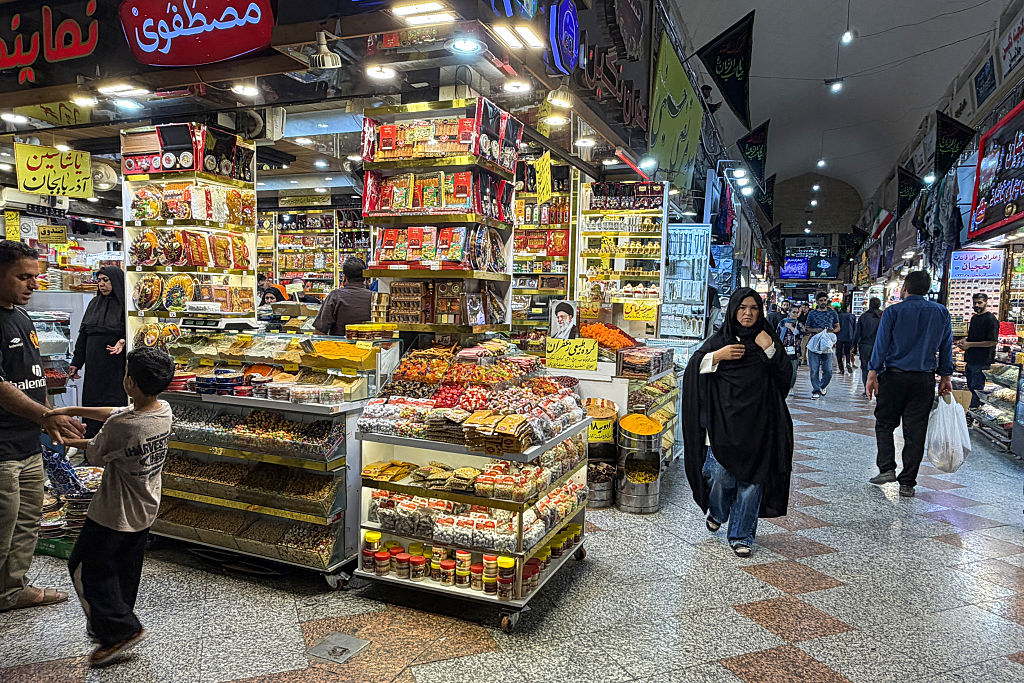 2026年7月10日,民众在伊玛目礼萨圣陵附近的雷萨大巴扎(Grand Reza Bazaar)行走。(Atta Kenare/AFP via Getty Images)