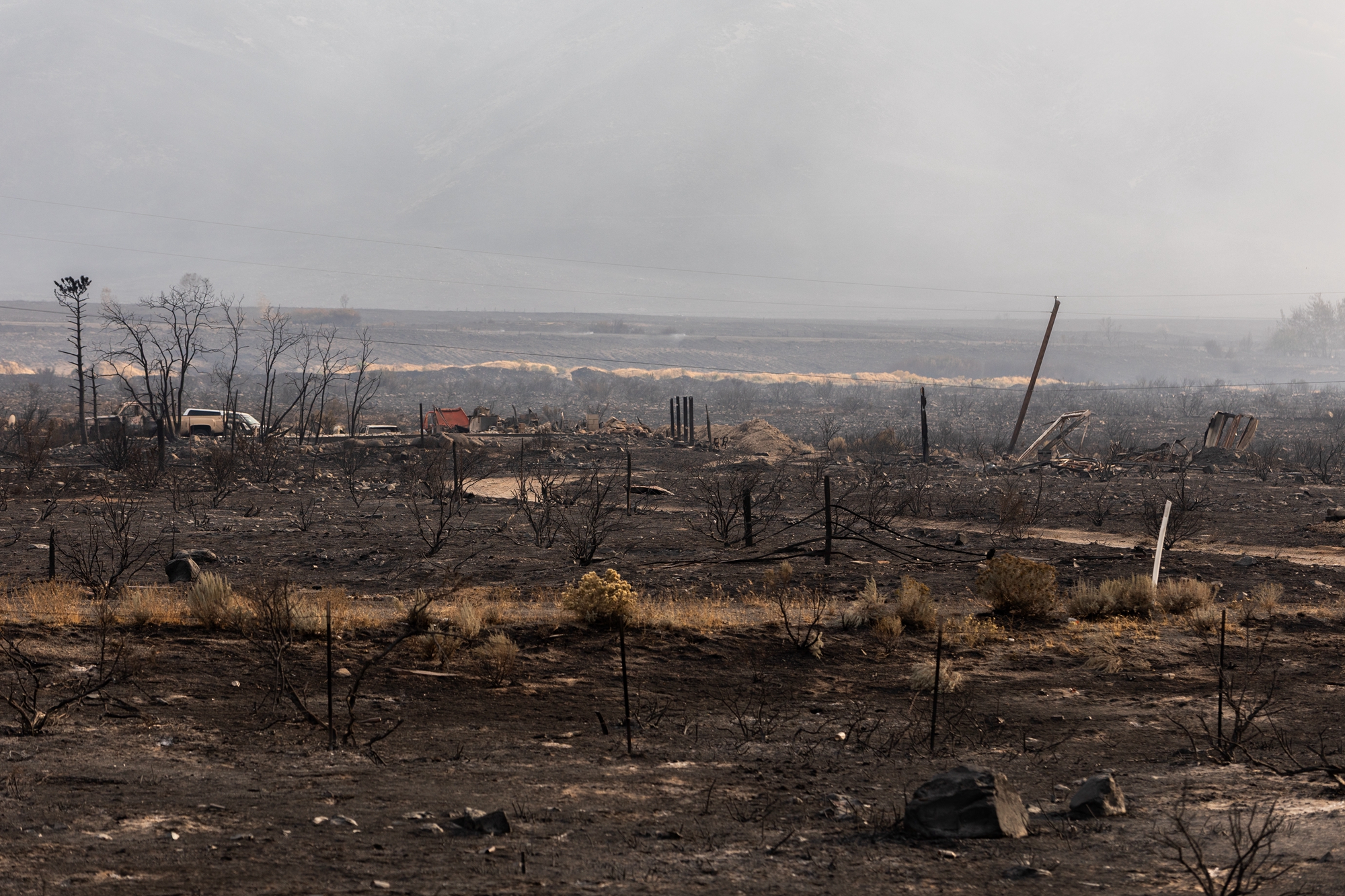 2026年8月23日,內華達州雷諾市(Reno)附近爆發的霍克大火(Hawk Fire),燒毀當地多處建築、車輛及大片植被。(Trevor Bexon/Getty Images)