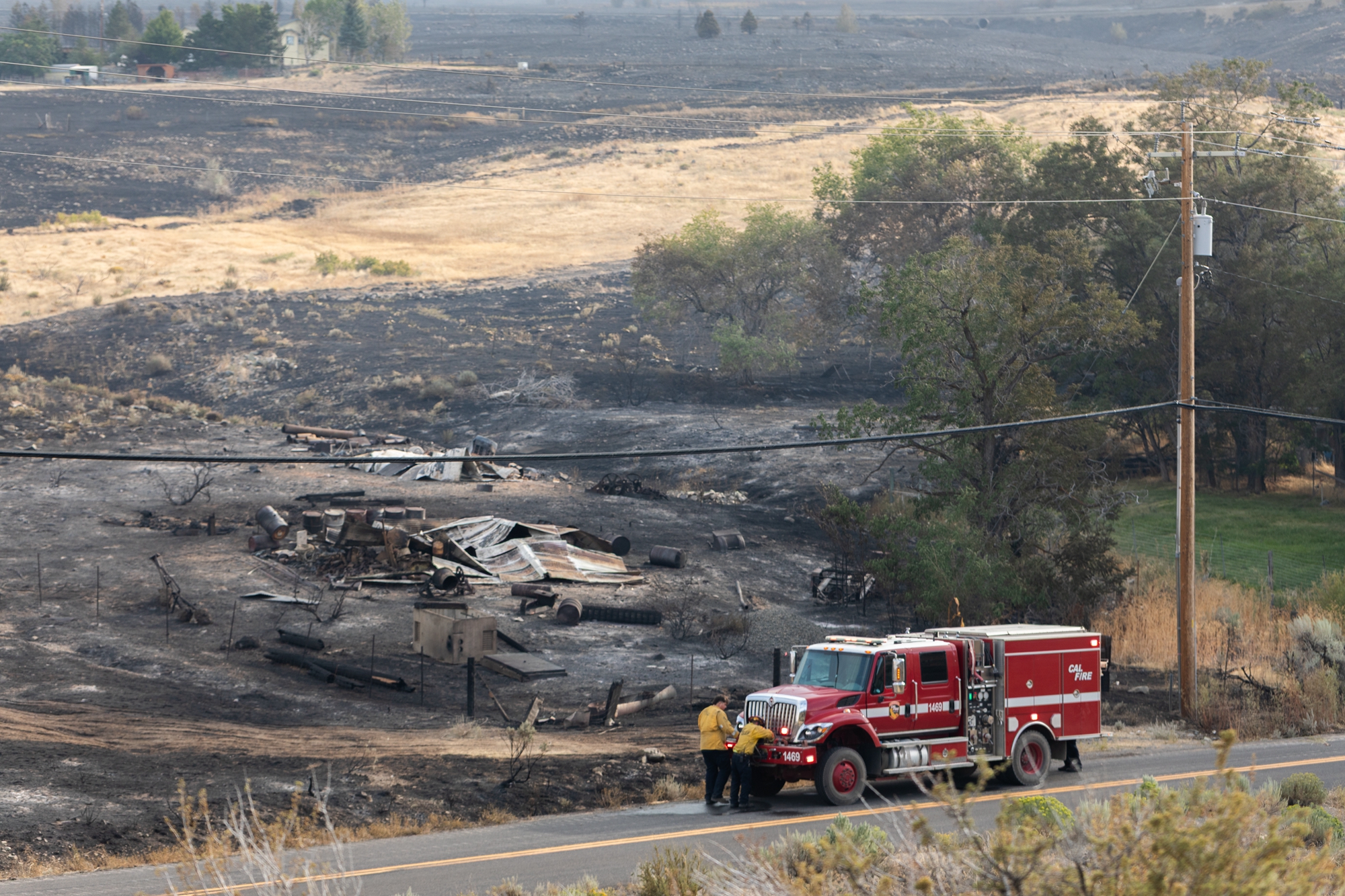 2026年8月23日,內華達州雷諾市(Reno)附近爆發的霍克大火(Hawk Fire)持續燃燒,數百名消防員被派往現場參與滅火行動。(Trevor Bexon/Getty Images)