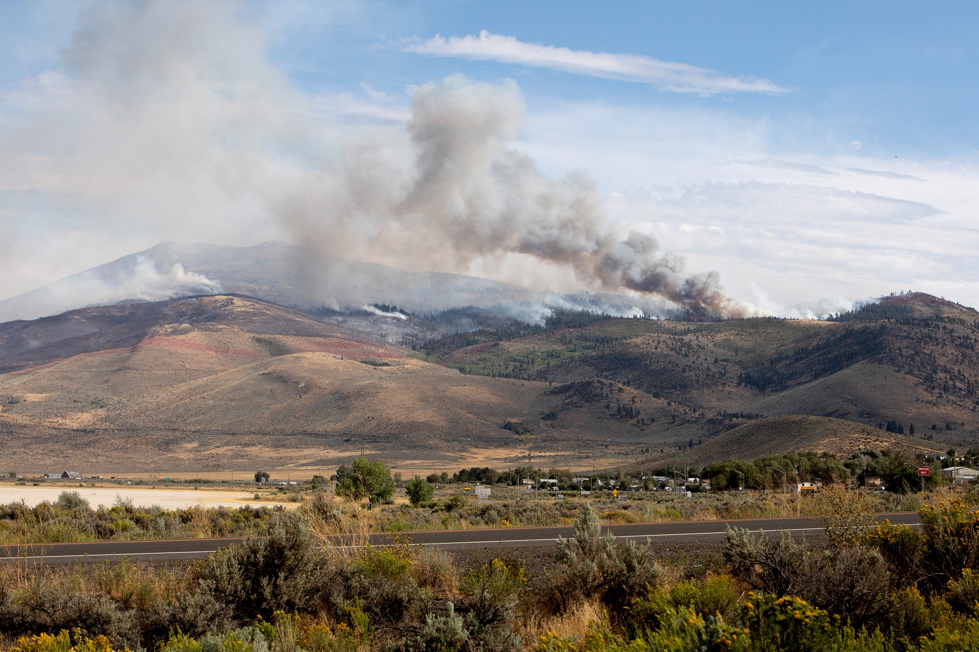 2026年8月23日,內華達州雷諾市(Reno)附近爆發的霍克大火(Hawk Fire)持續燃燒,火場上空濃煙滾滾。(Trevor Bexon/Getty Images)