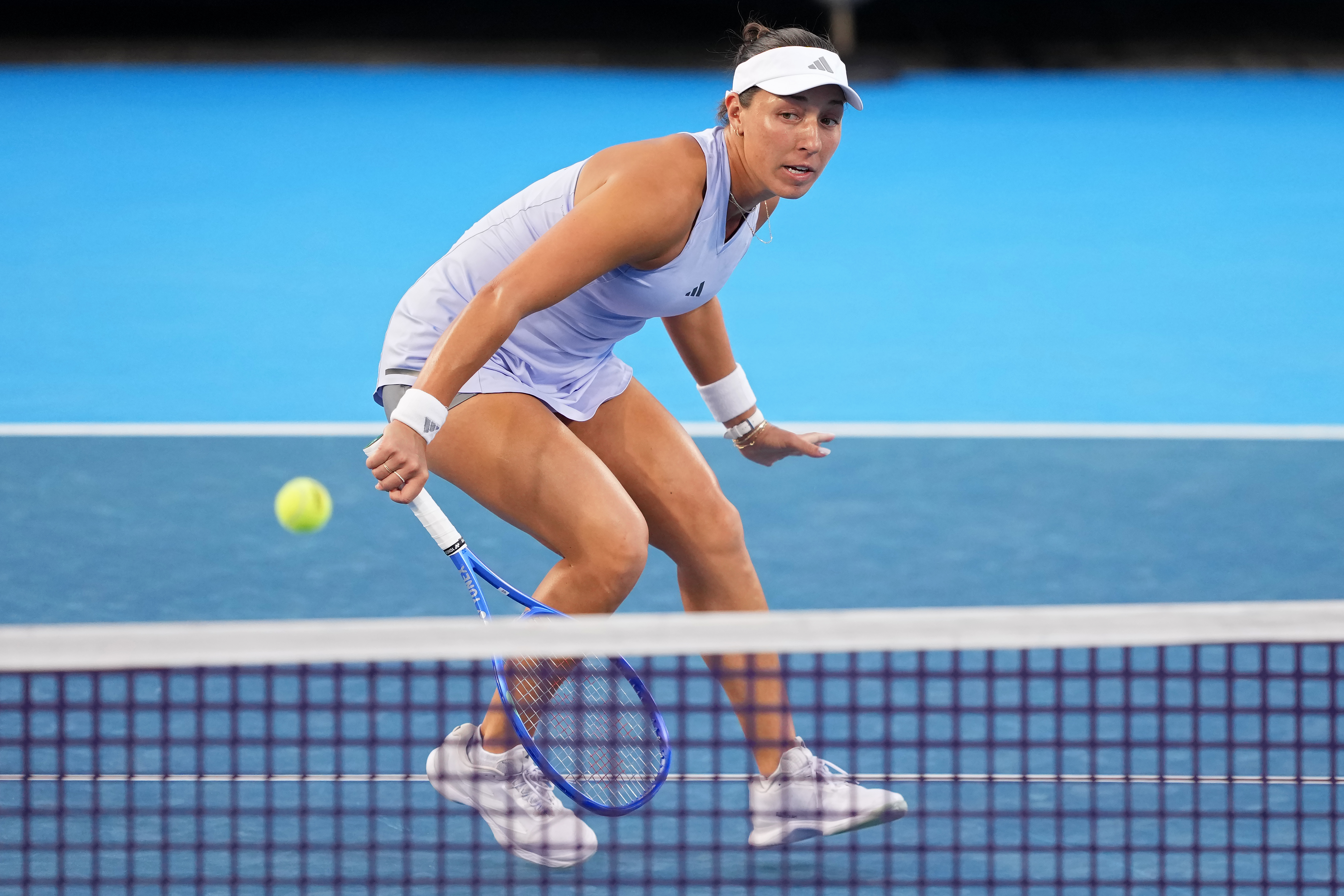 2026年8月23日,辛辛那提網球賽,兩位美國選手會師女單決賽,22歲新星高芙(Coco Gauff)以6-2、6-4直落兩盤擊敗32歲老將佩古拉(Jessica Pegula),時隔三年後再度在辛辛那提封后。圖為佩古拉比賽中擊球瞬間。(Dylan Buell/Getty Images)