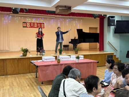 钟文忠和李佳玲二重唱由钟文忠作词、作曲的《空中的小精灵》。