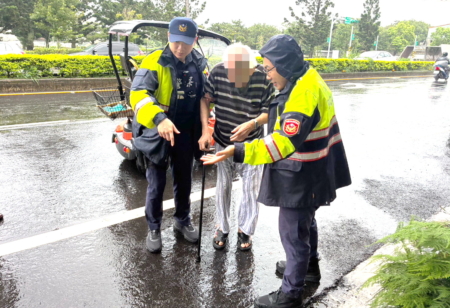 龍潭分局石門派出所員警巡邏經過,發現老翁受困後立即上前關心。
