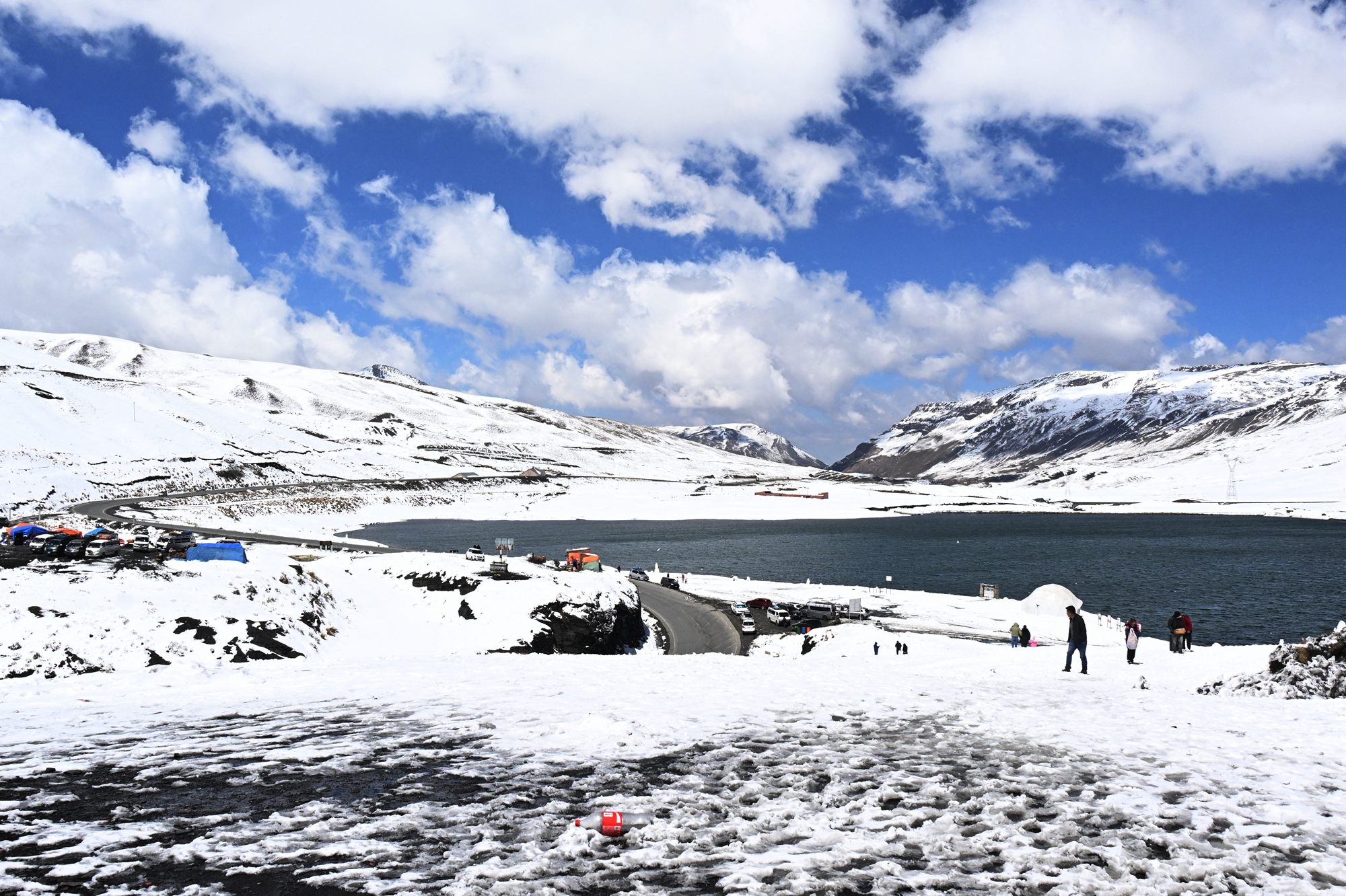 2026年8月25日,玻利維亞拉巴斯省,拉巴斯北部峰區沿永加斯路(Yungas Road)一帶出現異常強降雪,積雪覆蓋群山。(Aizar Raldes/AFP via Getty Images)
