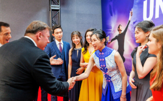 《堅不可摧》溫哥華首映 精英讚展現大愛