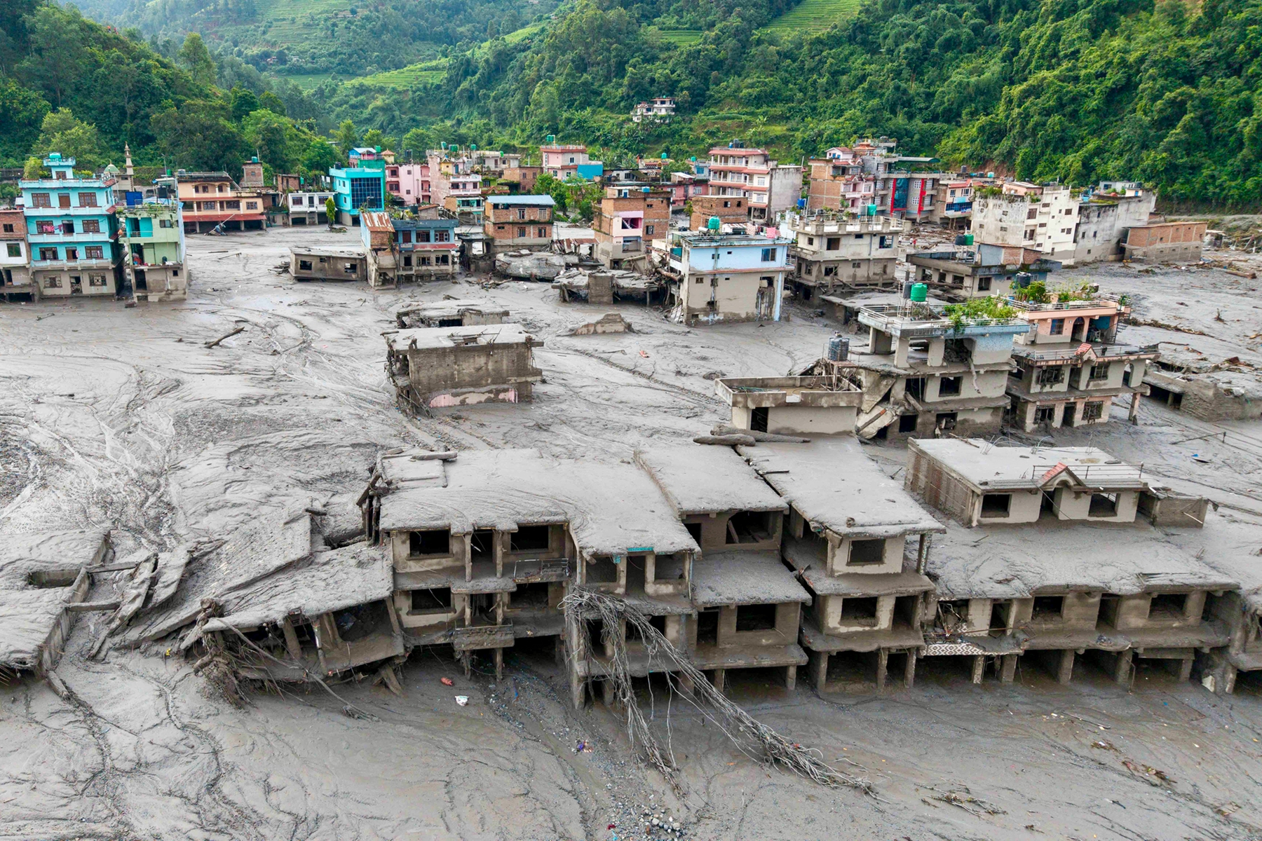 2026年8月27日,尼泊爾努瓦科特縣(Nuwakot)德夫加特(Devghat)的許多房屋被淤泥掩埋。此前一天,中國西藏與尼泊爾交界地區突發大規模泥石流及山洪。(Prabin Ranabhat/AFP via Getty Images)