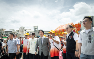 中元節祈福各有巧思 賴清德扶轎祈國泰民安、外交部飄國際味
