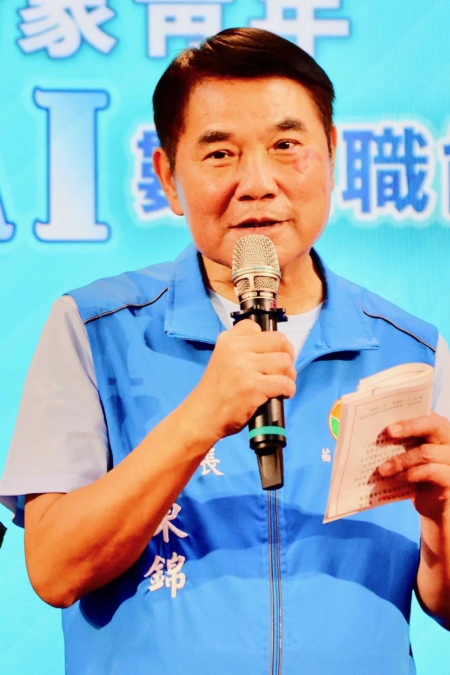 鍾東錦縣長提醒AI力量強大,需以善用與正向用途推動社會改善與地方發展,透過勞動部相關補助機制,讓能力較弱者藉由AI獲得更好機會與提升。