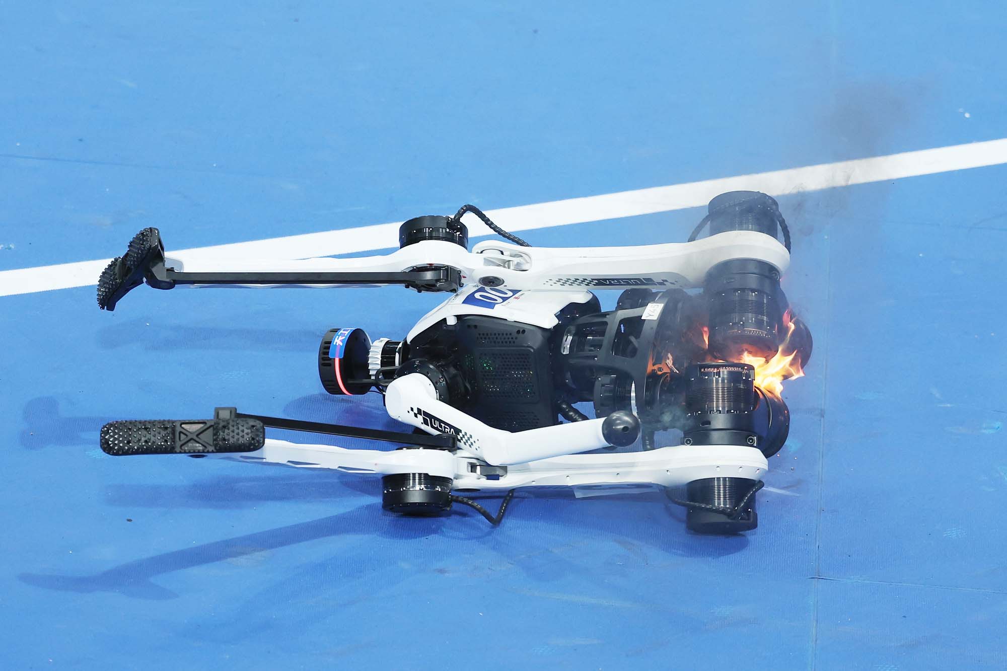 2026年8月22日,在北京舉行的第二屆世界人形機器人運動會上,一個人形機器人摔倒、起火。(Lintao Zhang/Getty Images)