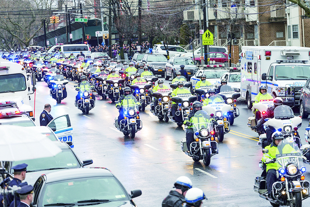 2015年1月4日布碌崙華裔警員劉文健的悼念儀式。(Shutterstock)