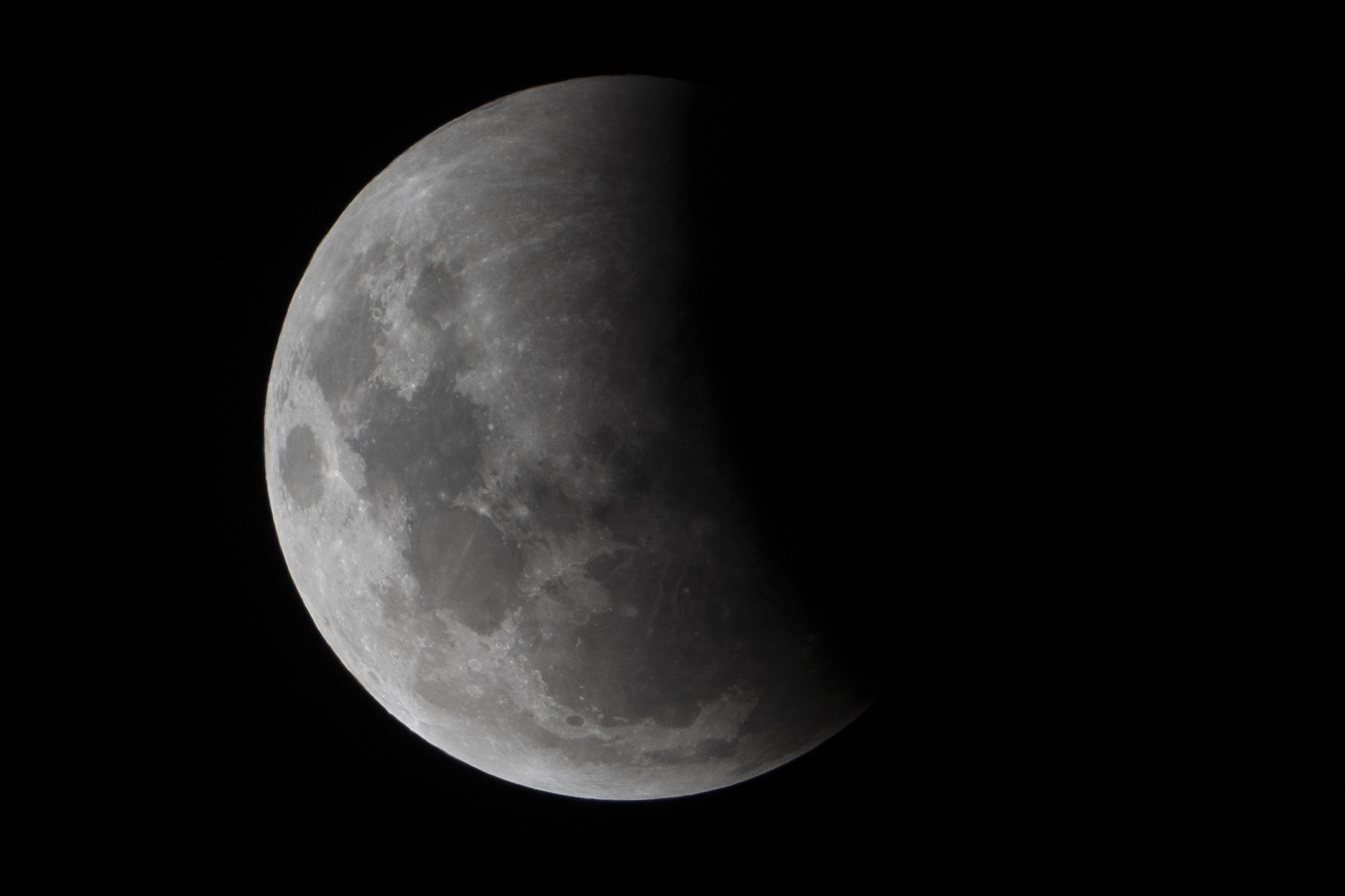 2026年8月28日,在巴西里約熱內盧夜空觀測到的月偏食。(MAURO PIMENTEL/AFP via Getty Images)