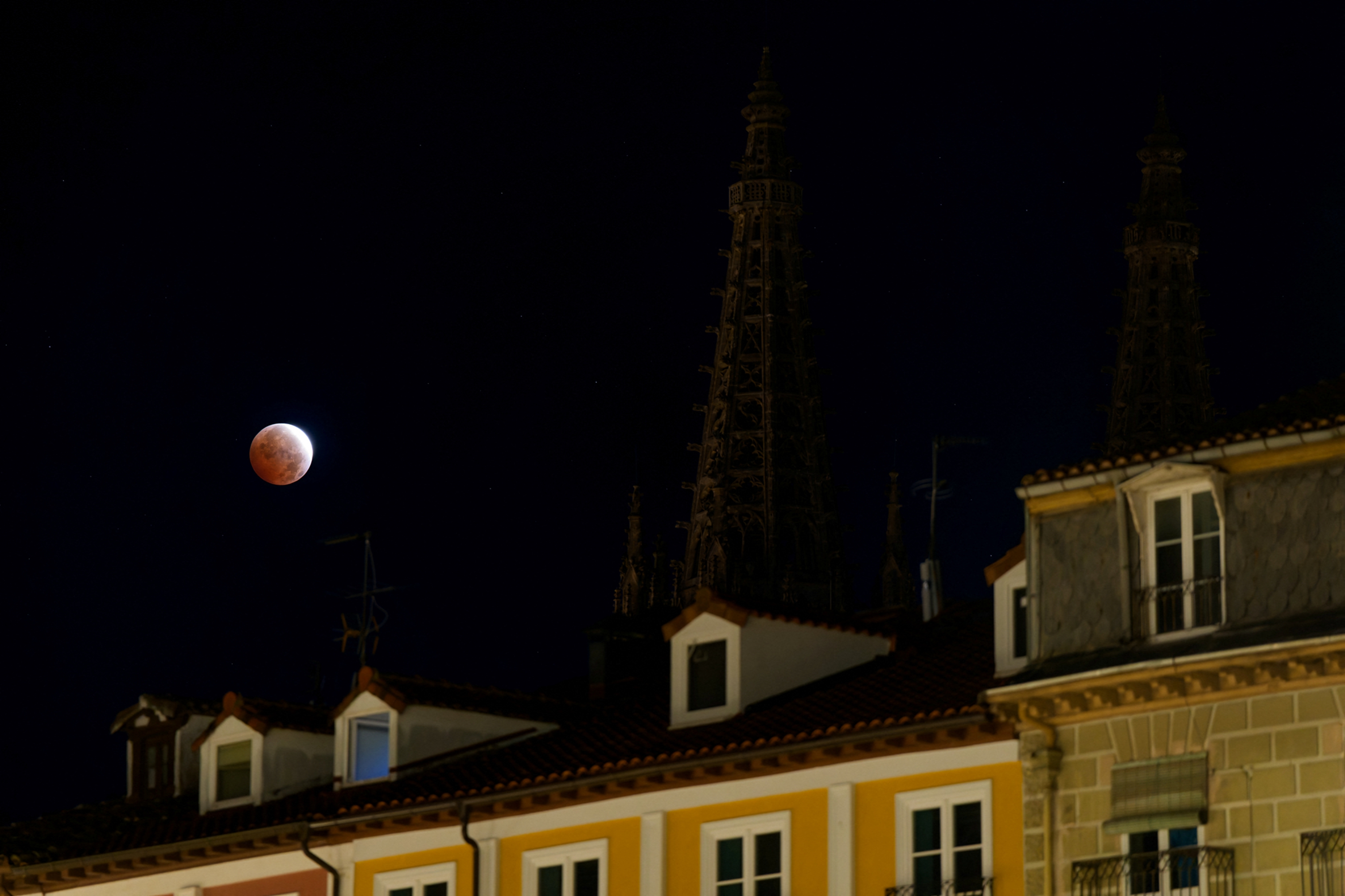 2026年8月27日夜間至28日凌晨,在西班牙北部城市布爾戈斯(Burgos)的夜空觀測到的月偏食。(CESAR MANSO/AFP via Getty Images)