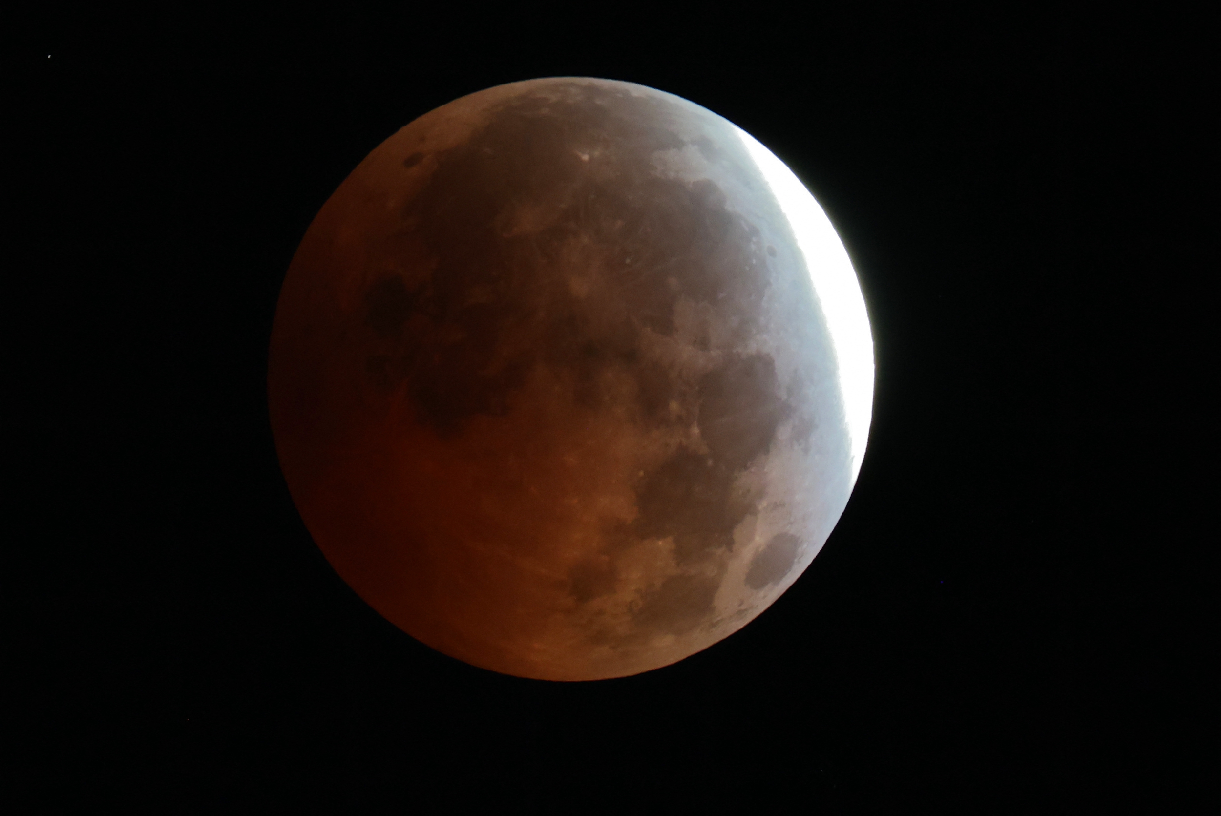 2026年8月28日,月偏食高掛在西班牙馬德里的夜空。(Thomas COEX/AFP via Getty Images)