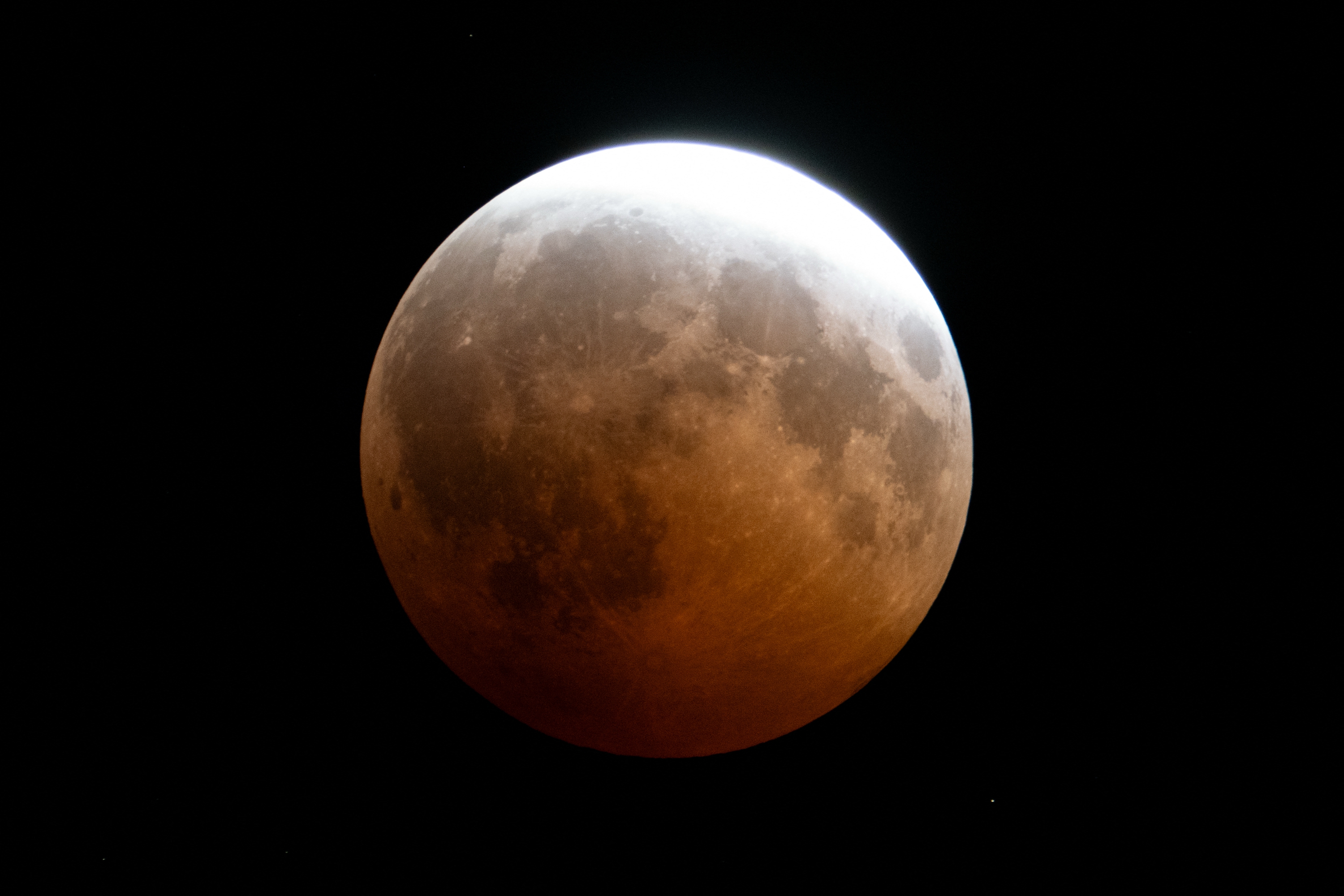 2026年8月28日,在委內瑞拉加拉加斯夜空觀測到的月偏食。(Federico PARRA/AFP via Getty Images)