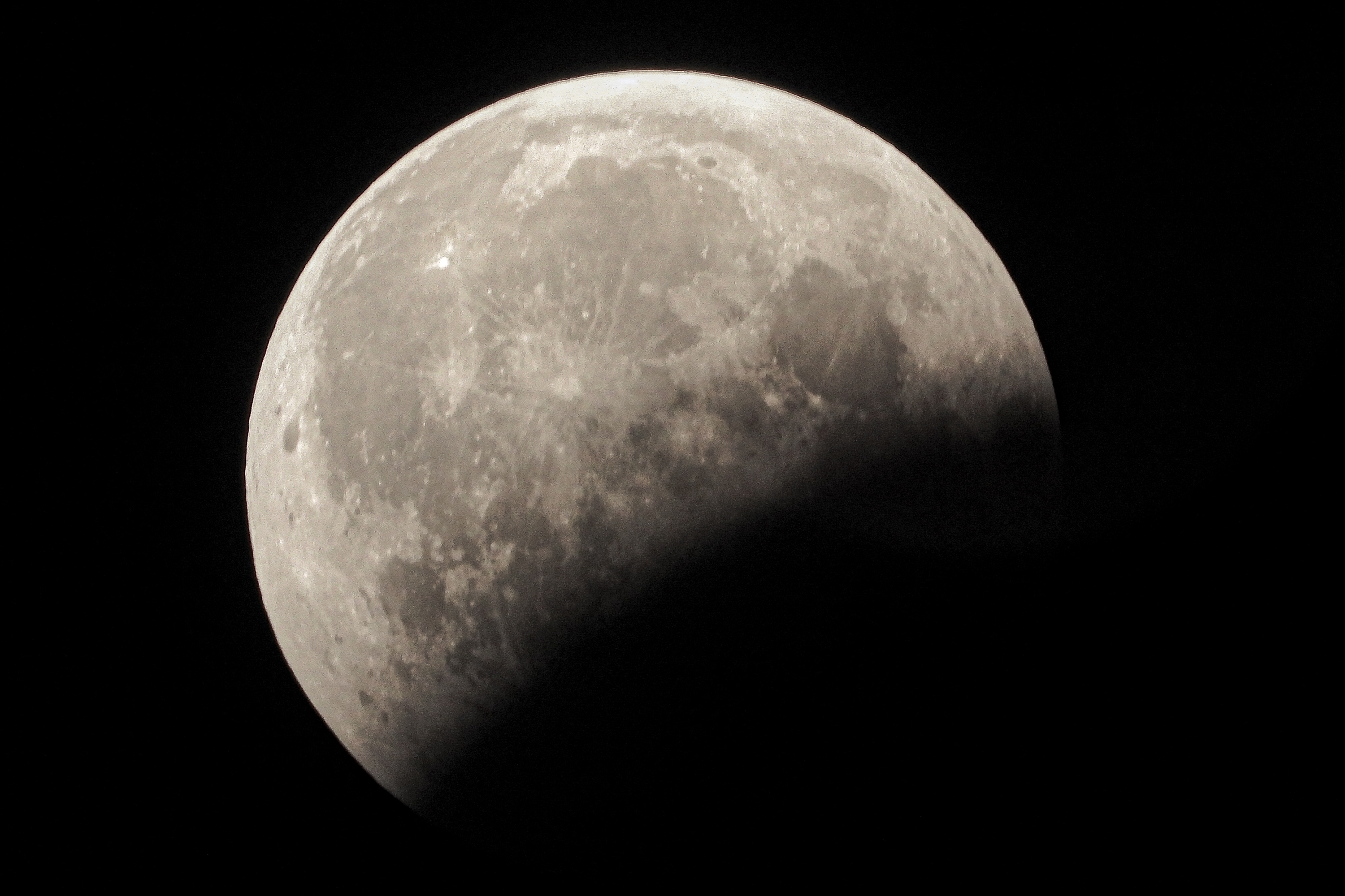 2026年8月28日,在古巴哈瓦那夜空觀測到的月偏食。(ADALBERTO ROQUE/AFP via Getty Images)
