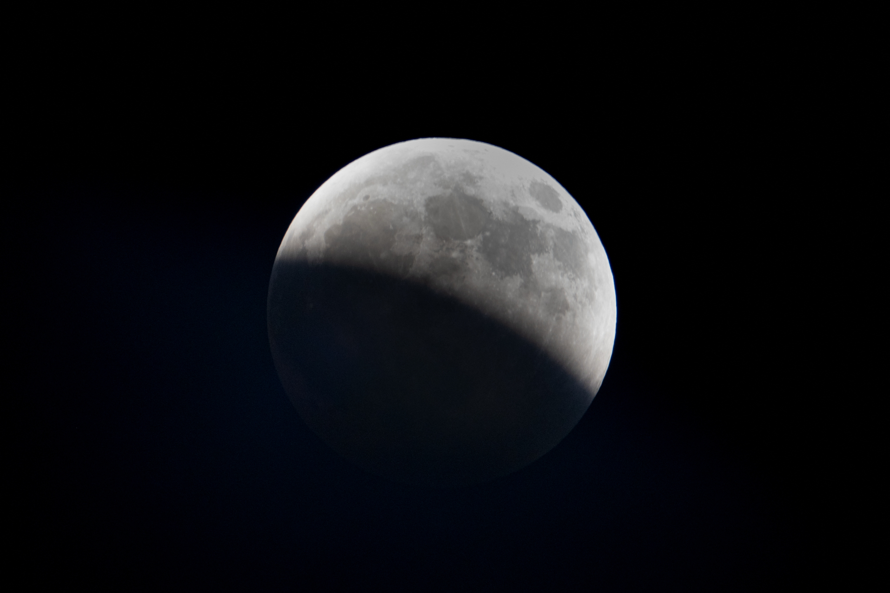 2026年8月28日,在委內瑞拉加拉加斯夜空觀測到的月偏食。(Federico PARRA/AFP via Getty Images)