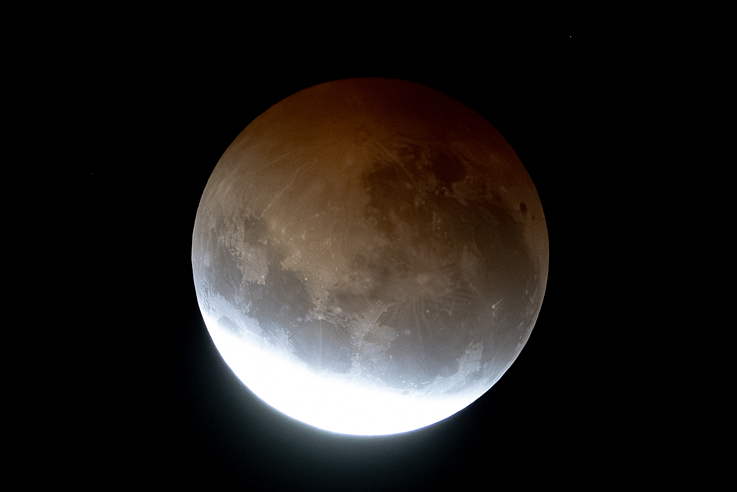 2026年8月28日,月偏食高掛在巴西里約熱內盧的夜空。(MAURO PIMENTEL/AFP via Getty Images)