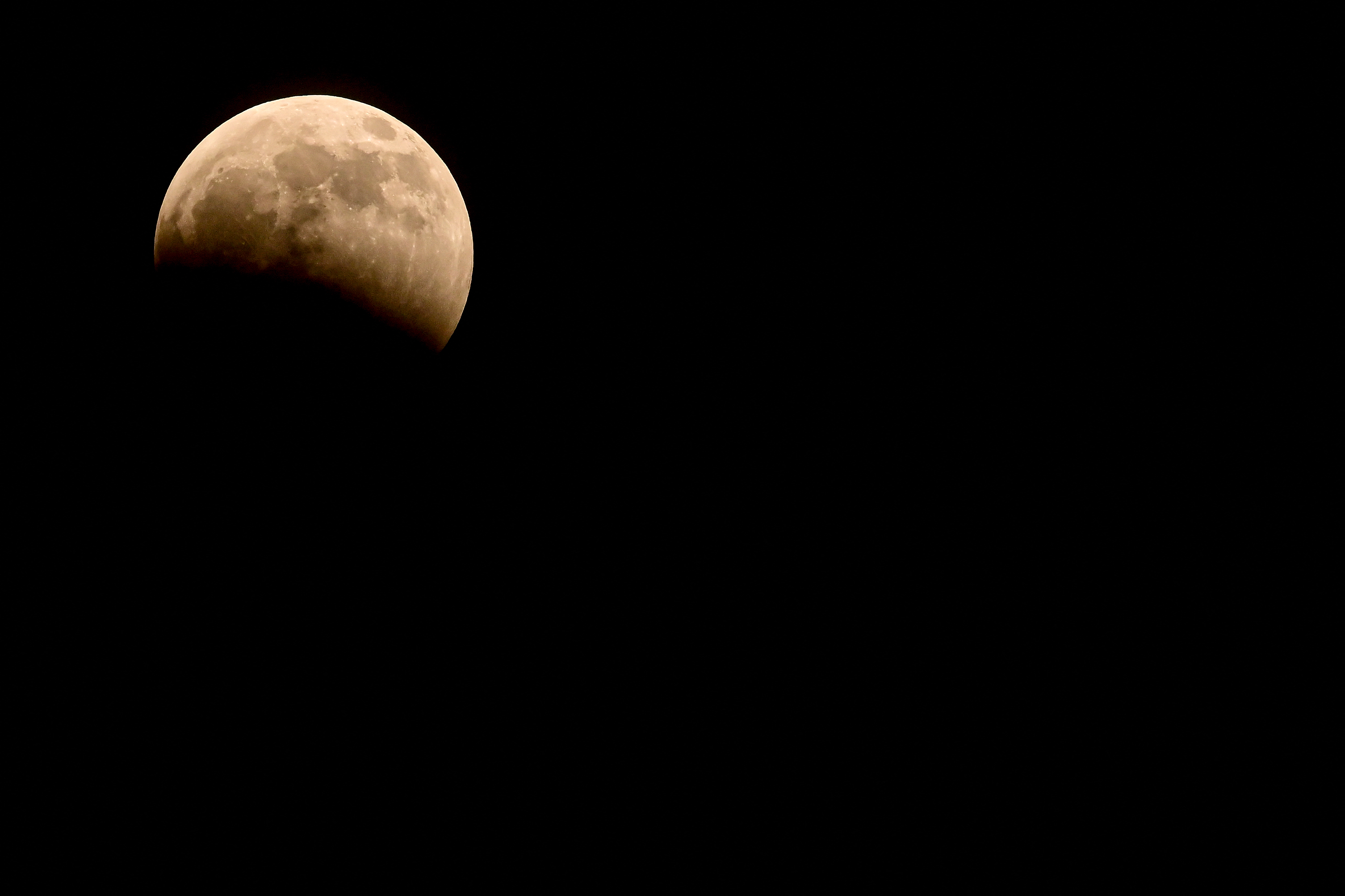 2026年8月27日,在巴拿馬城夜空觀測到的月偏食。(MARTIN BERNETTI/AFP via Getty Images)