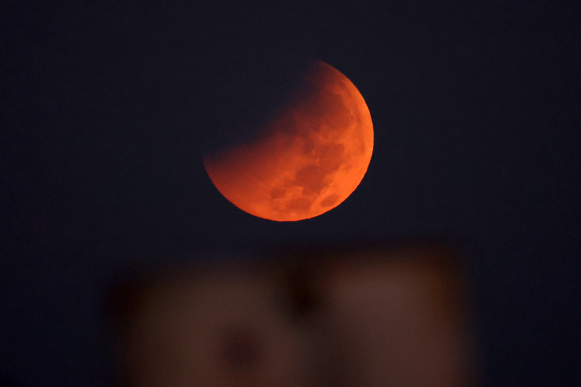 2026年8月28日,在以色列沿海城市內坦亞(Netanya)上空觀測到的月偏食。(JACK GUEZ/AFP via Getty Images)