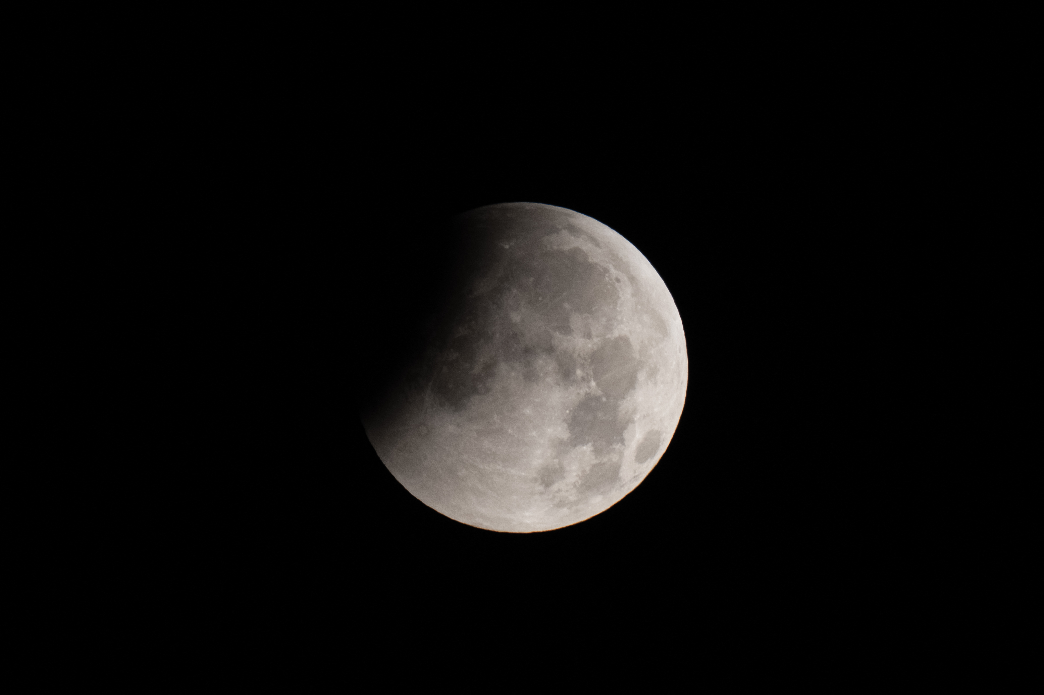 2026年8月28日,在波蘭華沙夜空觀測到的月偏食。(Sergei GAPON/AFP via Getty Images)