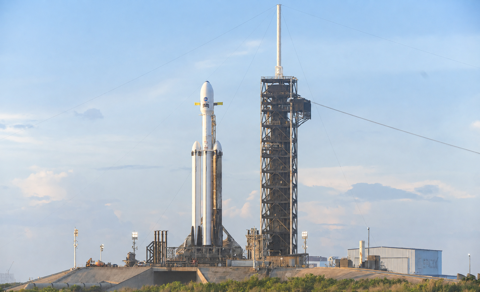2026年8月29日日出時分,封裝在SpaceX「獵鷹重型」運載火箭頂部防護整流罩內的NASA南希‧格蕾絲‧羅曼太空望遠鏡,矗立在佛州肯尼迪航天中心39A發射台。(Joel Kowsky/NASA via Getty Images)